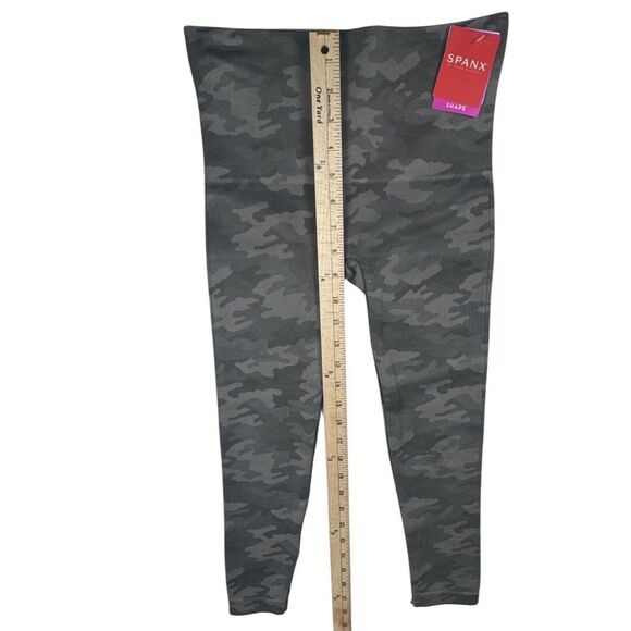 Spanx NWT Leggings Grn Camo Cropped Look at Me Now Seamless Leggings Size Medium - Picture 5 of 11